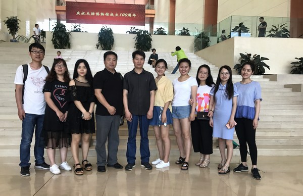 太阳成集团tyc7111cc艺术硕士（美术）研究生赴中国美术馆开展专题艺术实践教学.jpg