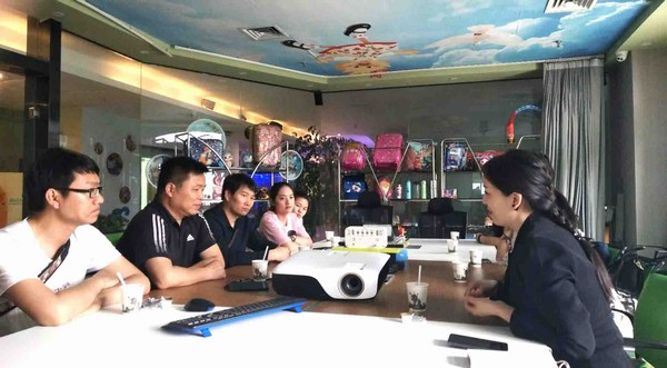 2018-5-24 太阳成集团tyc7111cc师生应邀赴郑州约克动漫公司参观学习.jpg